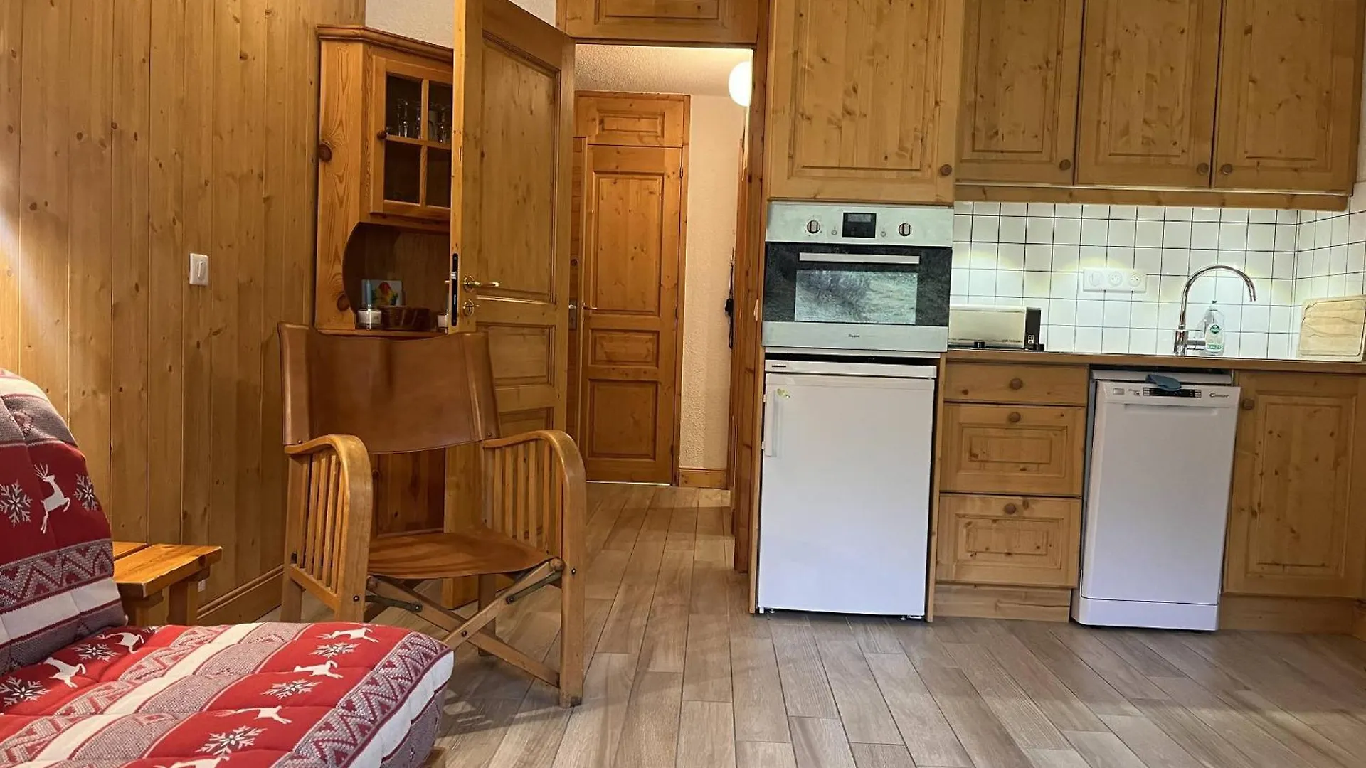 Appartement Cosy Pres Des Pistes Avec Kitchenette Equipee - Fr-1-355-246 Les Allues 0*,  France